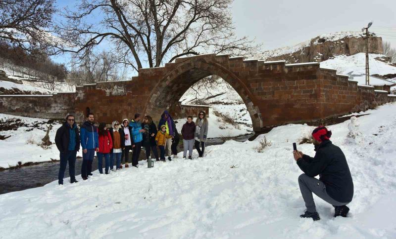 Batman’dan gelip Bitlis’te karın sefasını sürdüler
