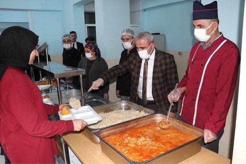 Hakkari’deki minik öğrencilere ücretsiz yemek hizmeti
