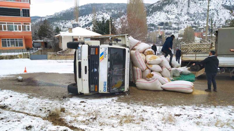 Saman yüklü kamyon devrildi: 1 kişi yaralandı
