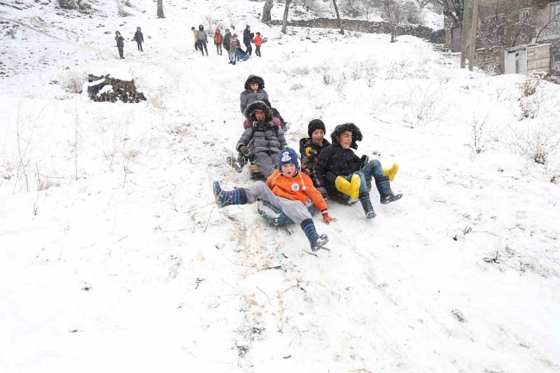 Çatak’ta çocukların bidonla kayma keyfi
