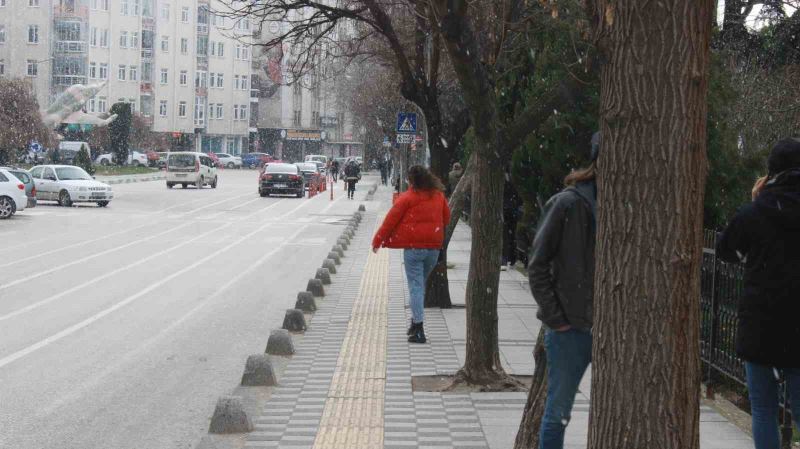 Kırklareli’de kısa süreli kar yağışı sevindirdi: Görenler telefona sarıldı
