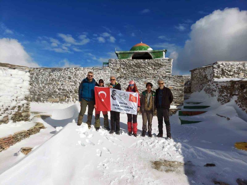 Muğlalı doğaseverlerden karlı Madran Dağı yürüyüşü
