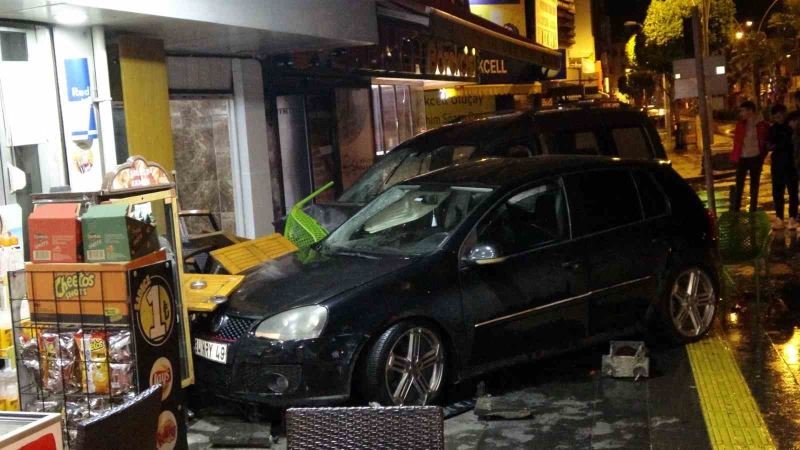 Kaza yapan araçlar iş yerine girdi, kaldırımdaki vatandaş ölümden döndü: 5 yaralı
