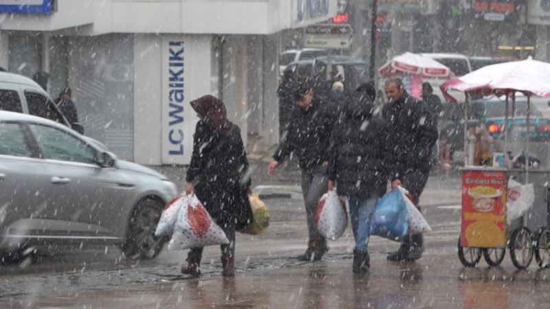 Aksaray’da şehir merkezine yılın ilk karı yağdı
