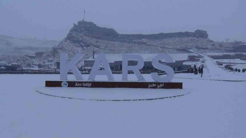 Kars’ta kar yağışı etkili oluyor
