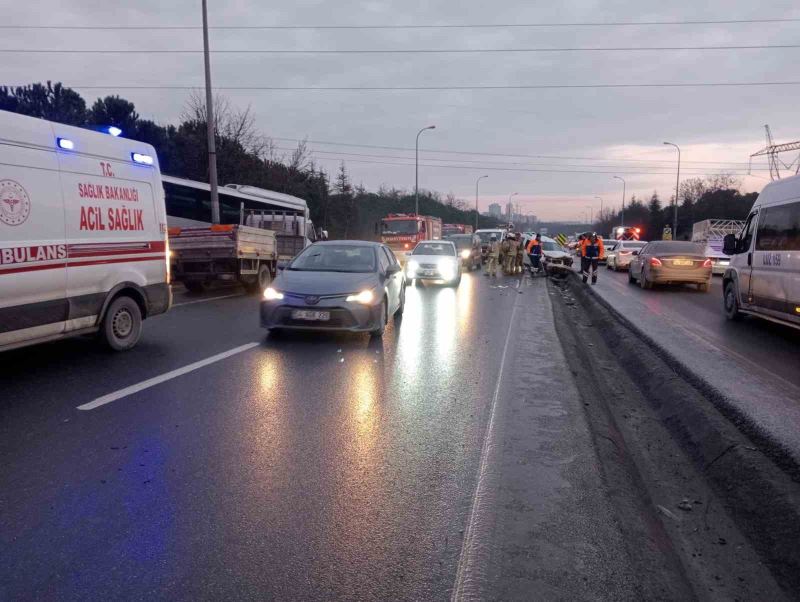 Başakşehir’de önceden olan kazayı sürücülere bildiren kamyonet şoförü minibüsün altında kalarak hayatını kaybetti
