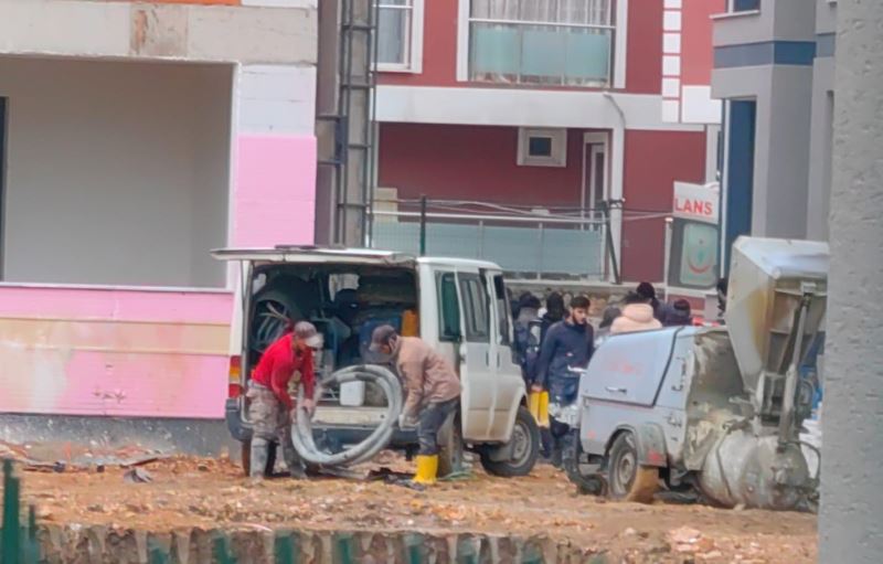 Bursa’da inanılmaz olay...3.kattan ağabeyinin üzerine düştü: 2 yaralı
