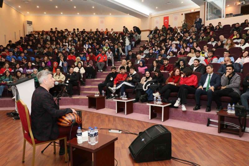 Metin Şentürk Manisa’da gençlerle buluştu
