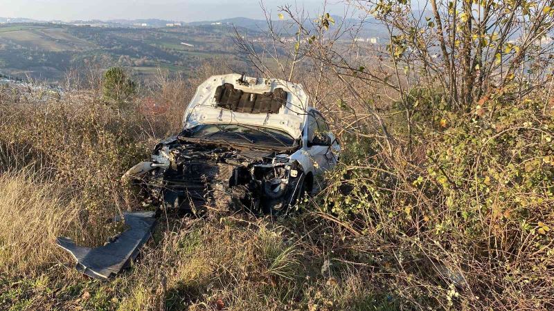 Ağaca çarparak 10 metre sürüklenen otomobil çalılık alana savruldu, bir kişi yaralandı
