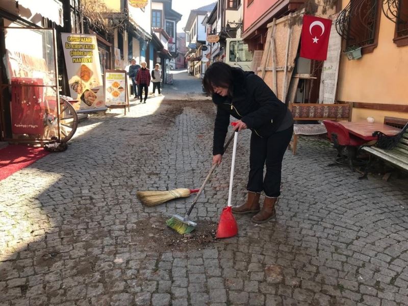 İnşaatın oluşturduğu pislikleri esnaf süpürgelerle temizlemeye çalıştı
