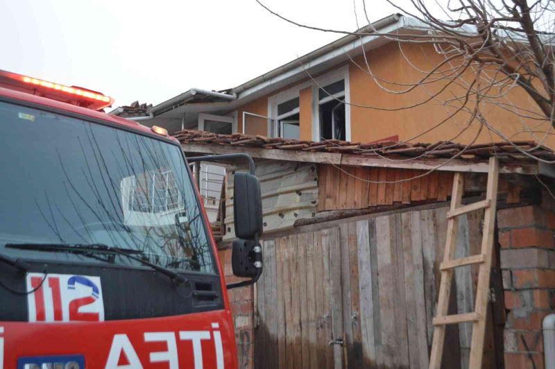 Tavşanlı’da 2 katlı evde yangın
