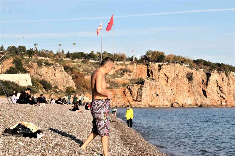 Soğuk hava öncesi Antalya’da 18 derecede deniz keyfi
