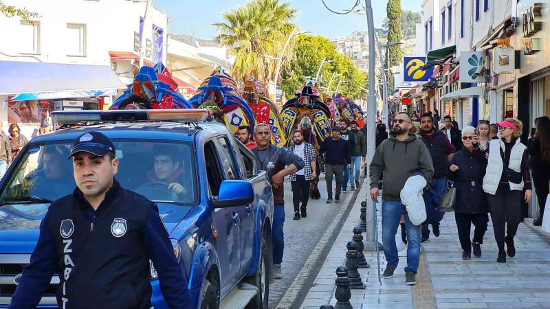 Bodrum’da develi kortej yürüyüşü renkli görüntüler oluşturdu
