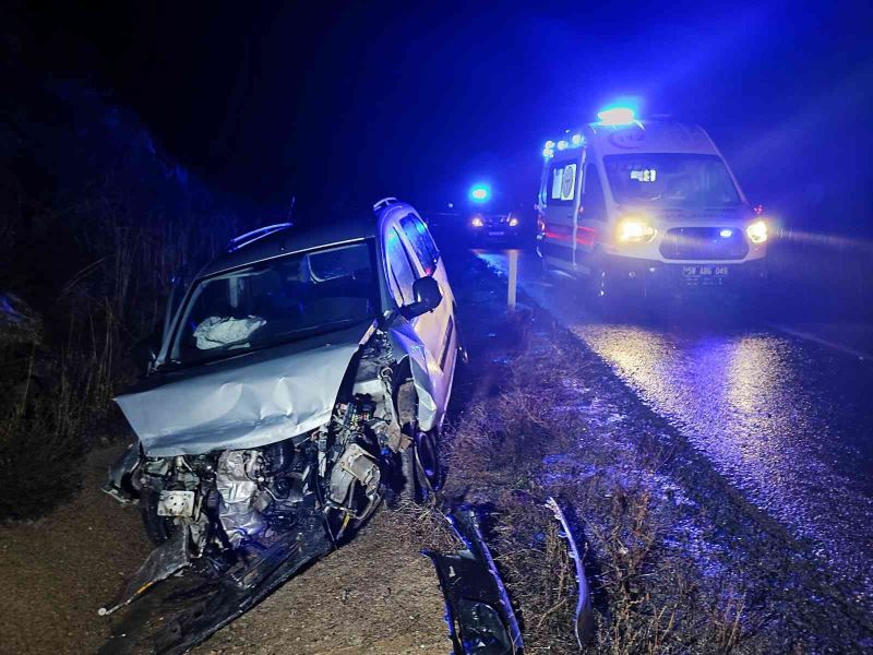 Yoldan çıkan araç su kanalına düştü, 3 kişi yaralandı
