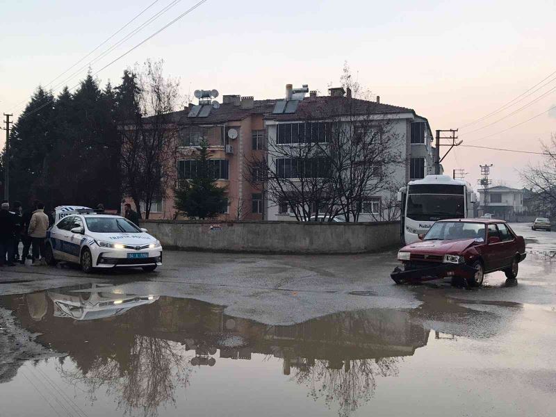 Akyazı’da iki otomobil çarpıştı: 1 yaralı
