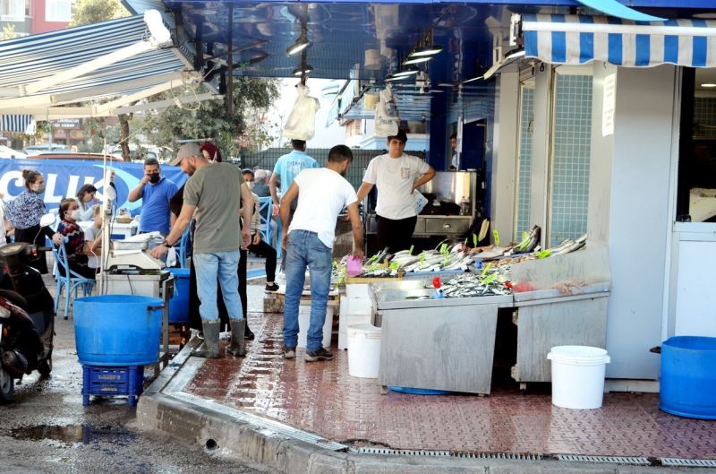 Mudanya sahili doldu taştı
