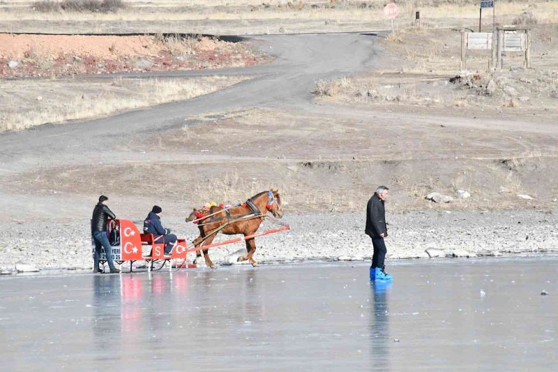 Çıldır Gölü’nde buz pateni keyfi
