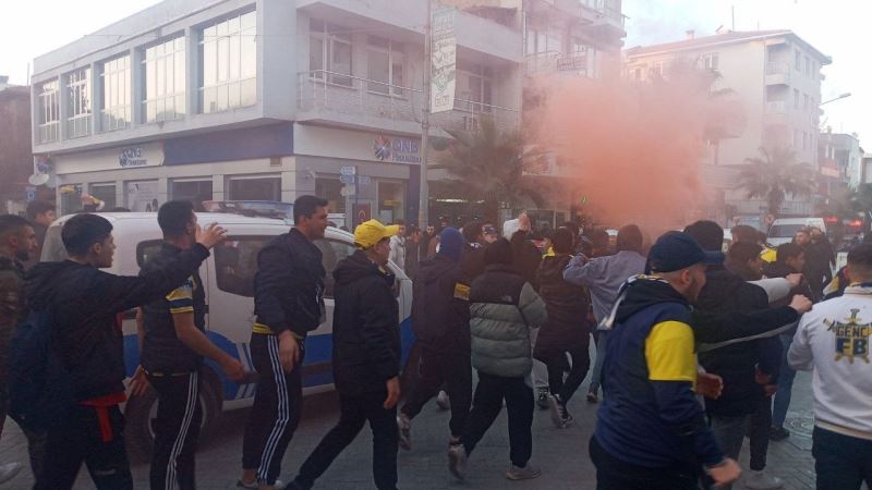 Derbi öncesi taraftar yolu kapattı
