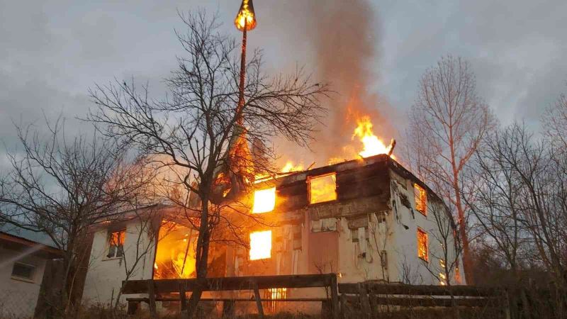 Bolu’da ahşap cami alev alev yandı
