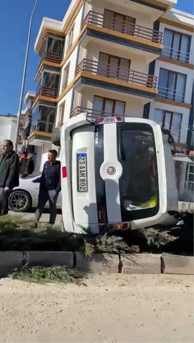 Elazığ’da hafif ticari araç yan yattı: 1 yaralı
