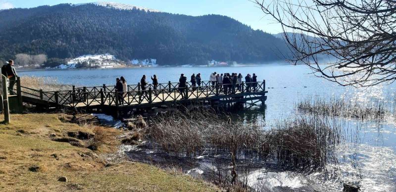 Abant’ta güneşli havanın tadını çıkardılar
