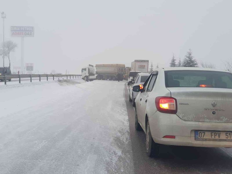 Kayan tır karayolunu 20 dakika trafiğe kapattı
