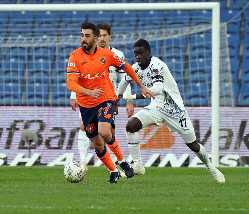 Spor Toto Süper Lig: Medipol Başakşehir: 0 - Adana Demirspor: 0 (İlk yarı)
