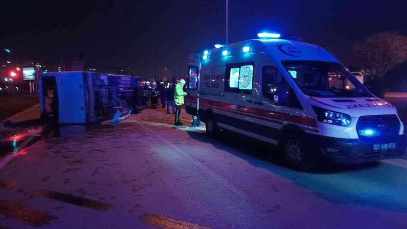 Gaziantep’te otomobille çarpışan işçi servisi devrildi: 2’si ağır 10 yaralı
