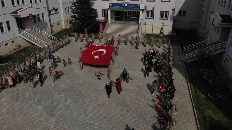 Kamuflaj Giyen Minikler JÖH Komutanlığına Yürüyüdü