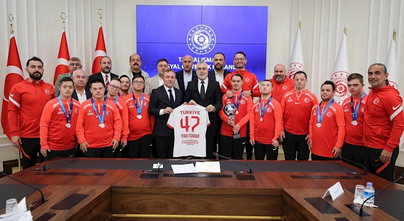 Bakan Işıkhan, Down Sendromlu Özel Futsal Milli Takımı ile Bir Araya Geldi