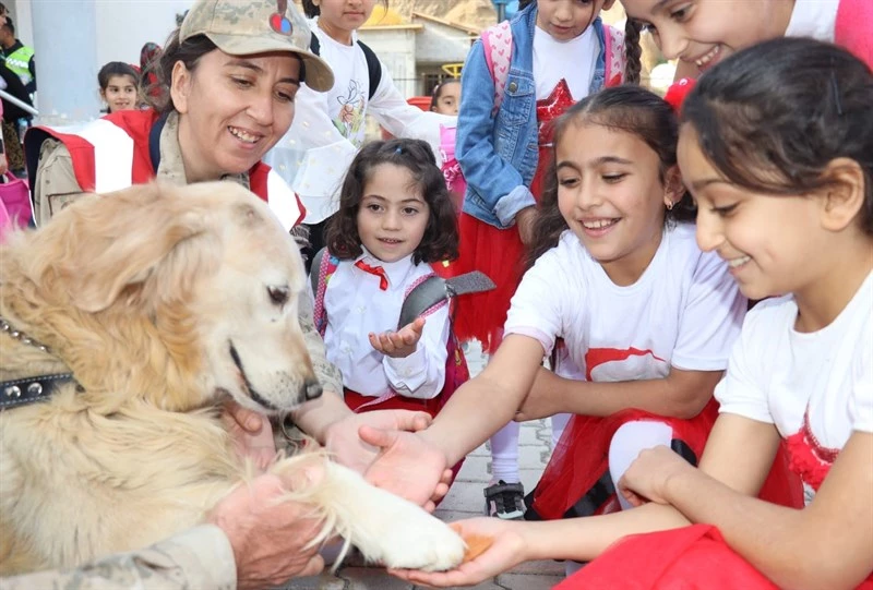 Kadın Jandarmalardan Minik Öğrencilere Sürpriz