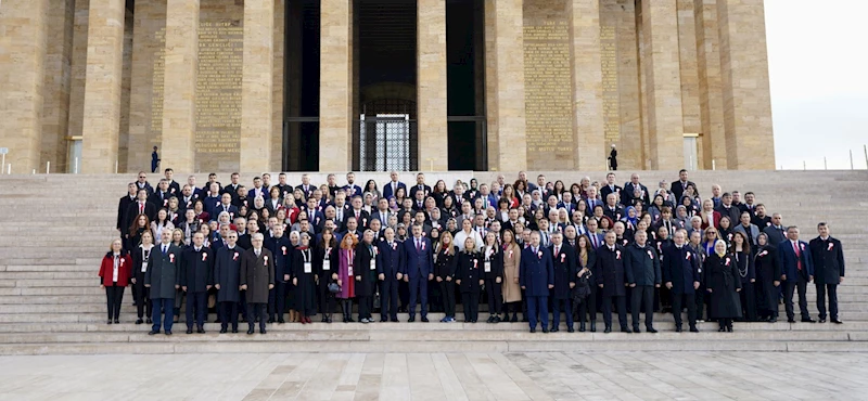 BAKAN TEKİN VE BERABERİNDEKİ ÖĞRETMENLER ANITKABİR