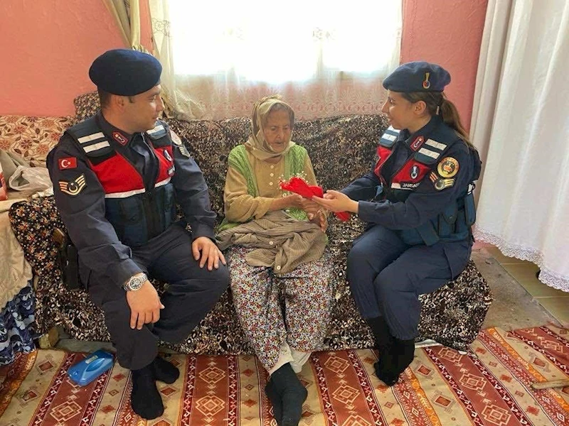 Manisa Jandarması Kimsesizlerin Kimsesi Oluyor