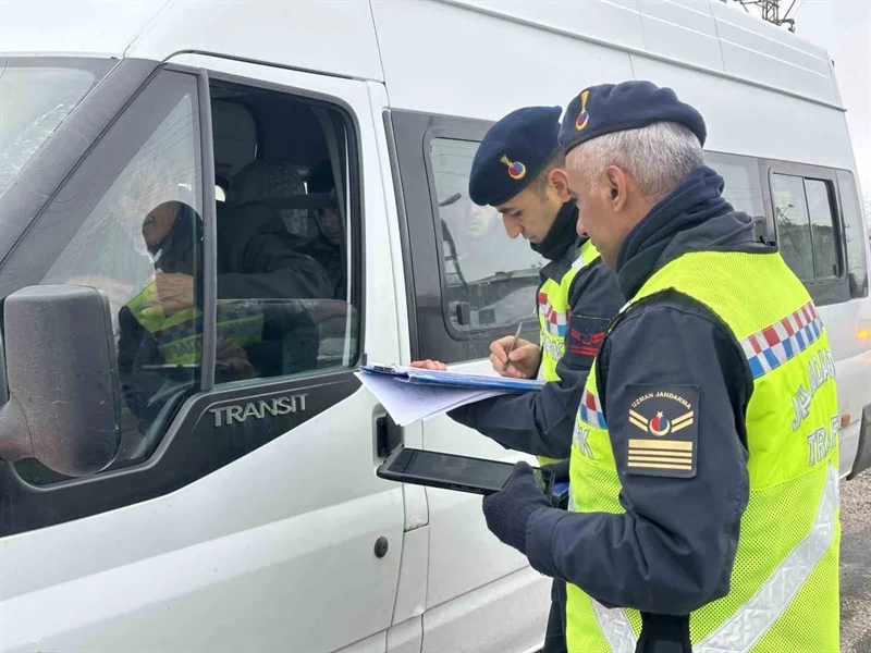 Yüksekova İlçe Jandarma Komutanlığı Görevlileri, Okul Taşımacılığı Yapan Servisleri Denetledi