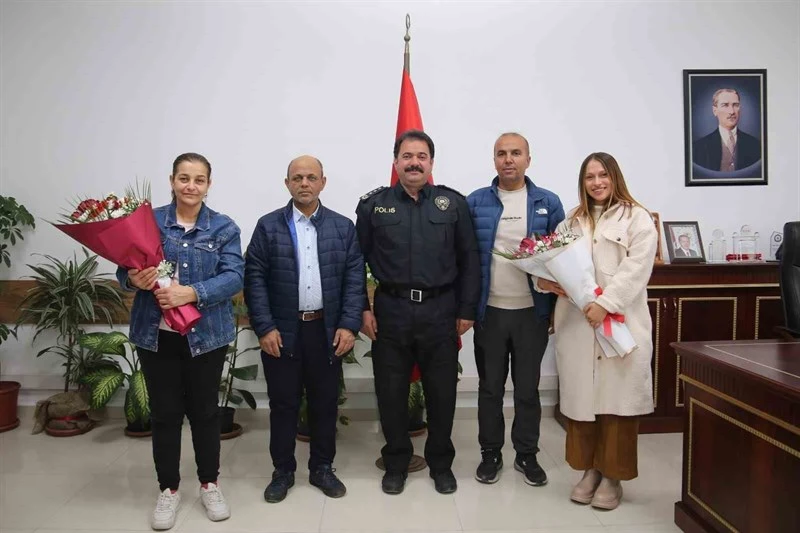 Türk Polisinden İşaret Diliyle İstiklal Marşı