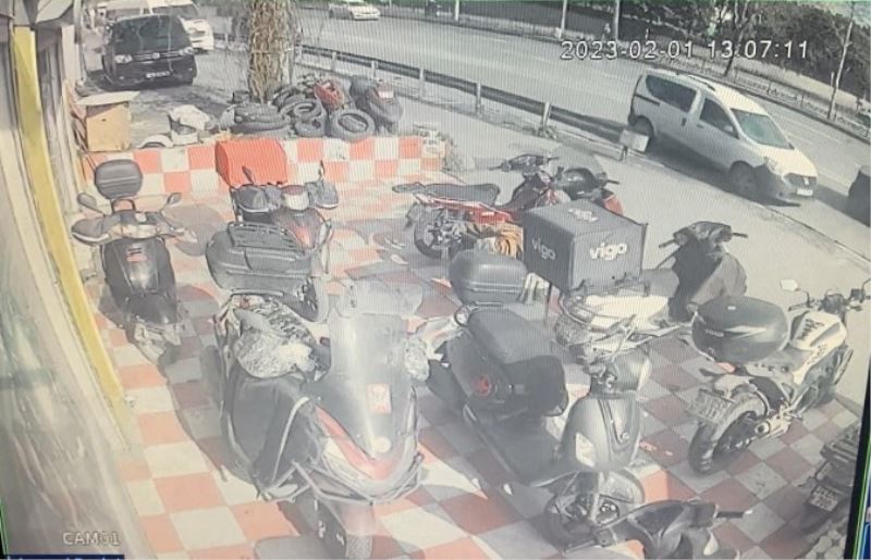 İstanbul’da feci kaza kamerada: 2 araba ve 1 motosiklet pert oldu
