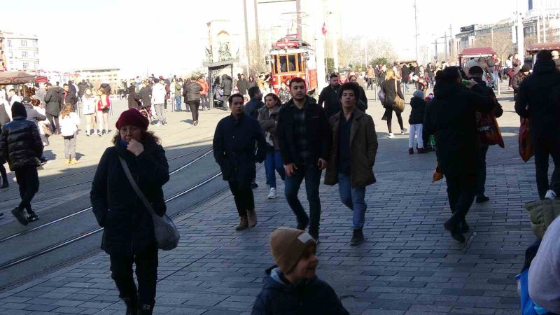 Taksim’de dün gece etkili olan kar yağışı bugün yerini güneşe bıraktı
