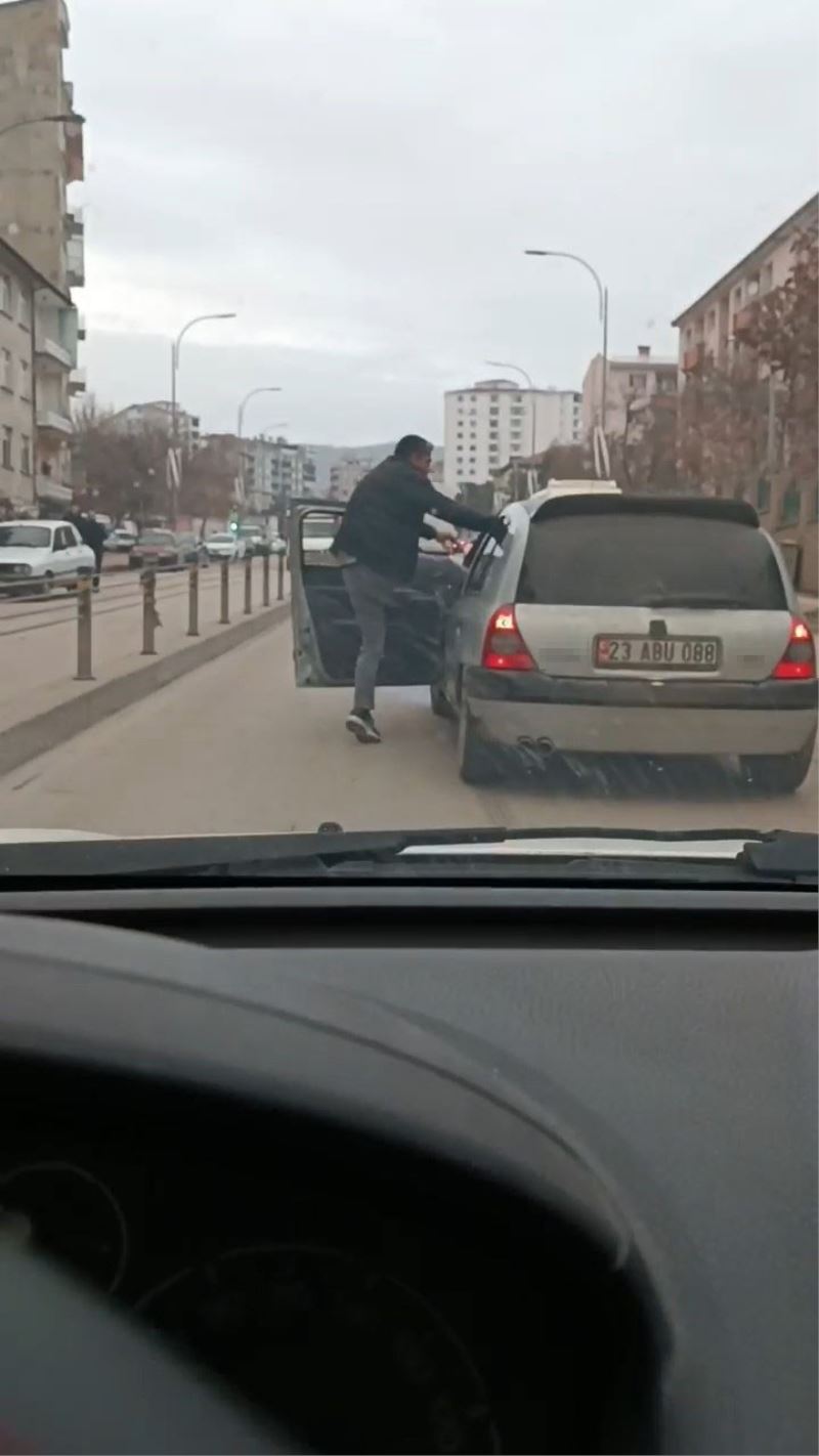 Elazığ’da akıl almaz olay: Seyir halindeki aracın sürücüsünü darp etti
