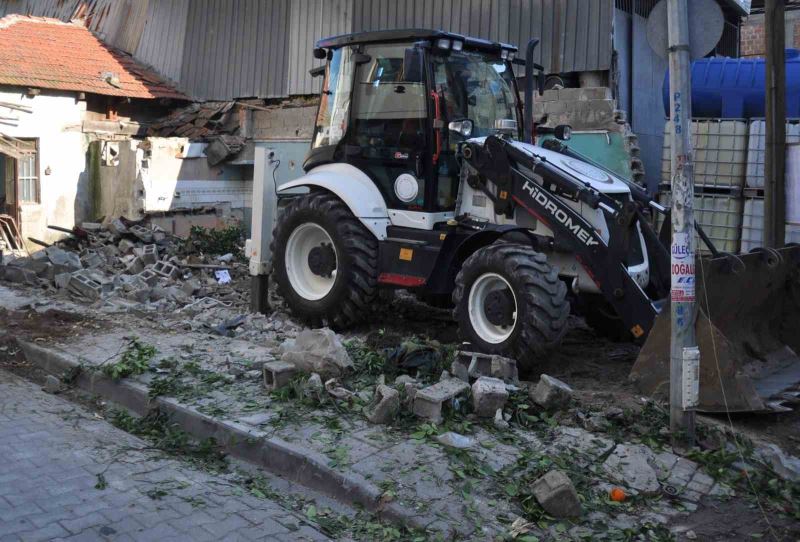 Çine’de tehlike oluşturan binalar yıkılıyor
