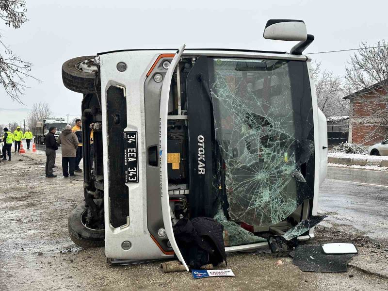 Cenaze taşıyan midibüs yan yattı: 13 yaralı
