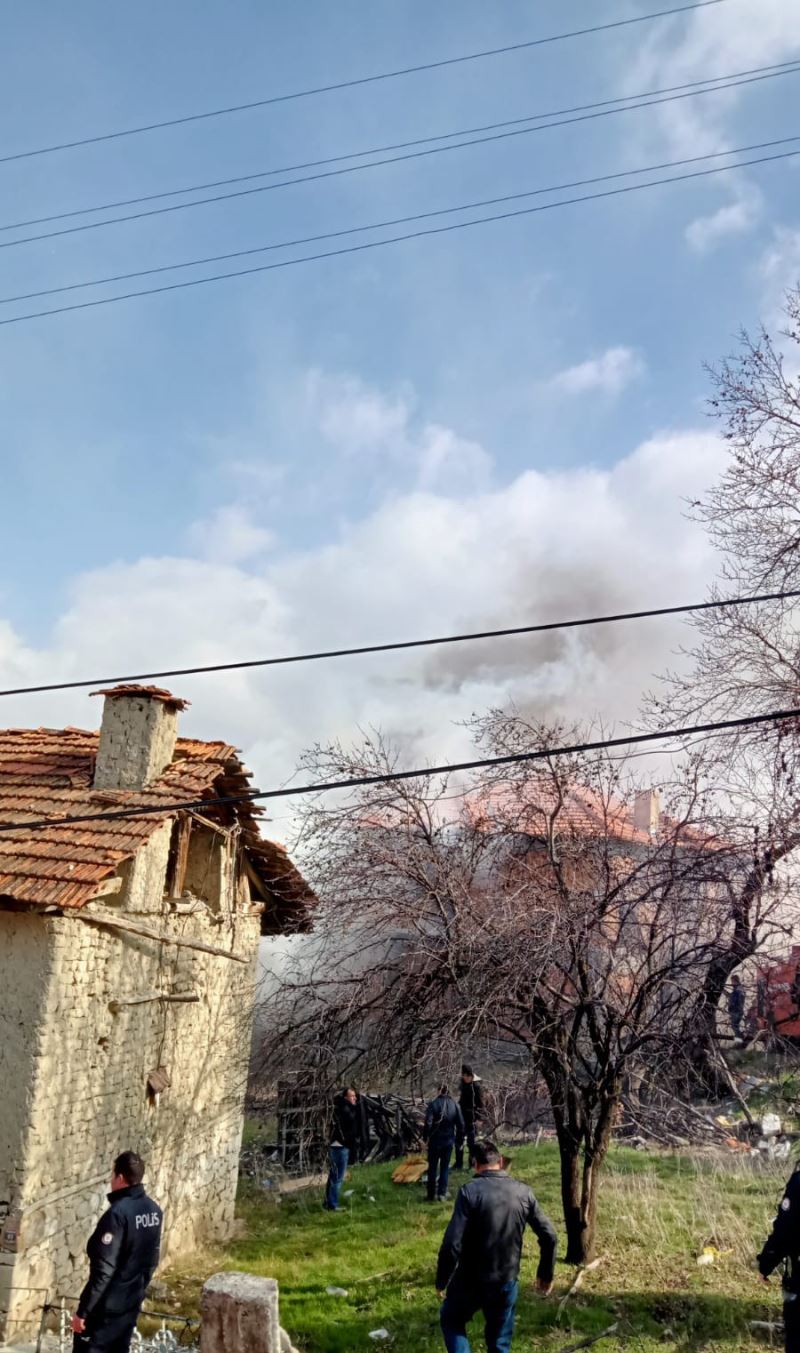 Burdur’da iki katlı müstakil bina alevlere teslim oldu
