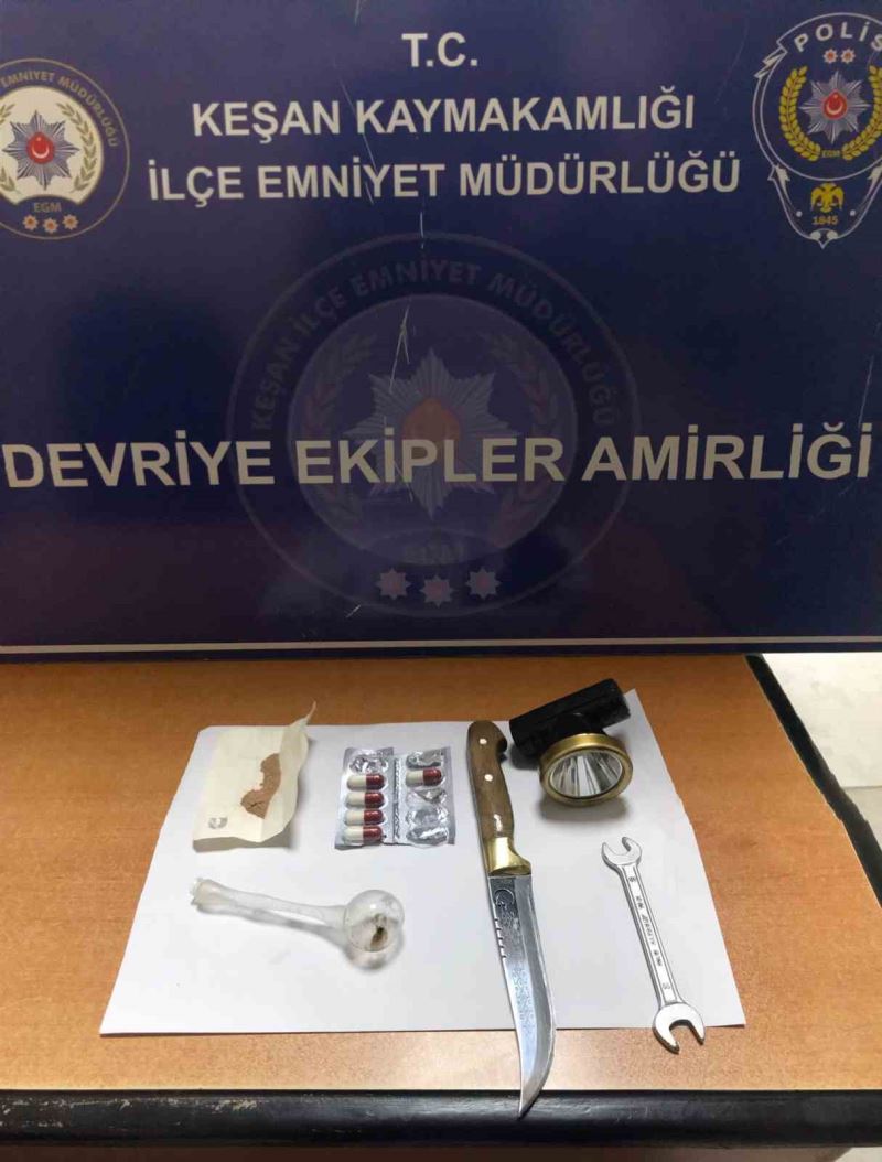 Polis üç kişiyi durdurdu, üçünden de bıçak çıktı
