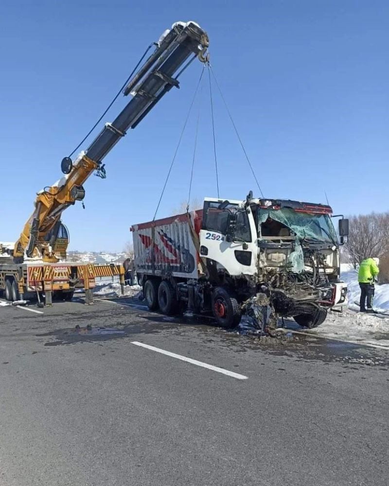 Ağrı’da bir kamyon dereye uçtu
