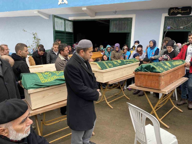 Depremde hayatını kaybeden Aktaş ailesi toprağa verildi
