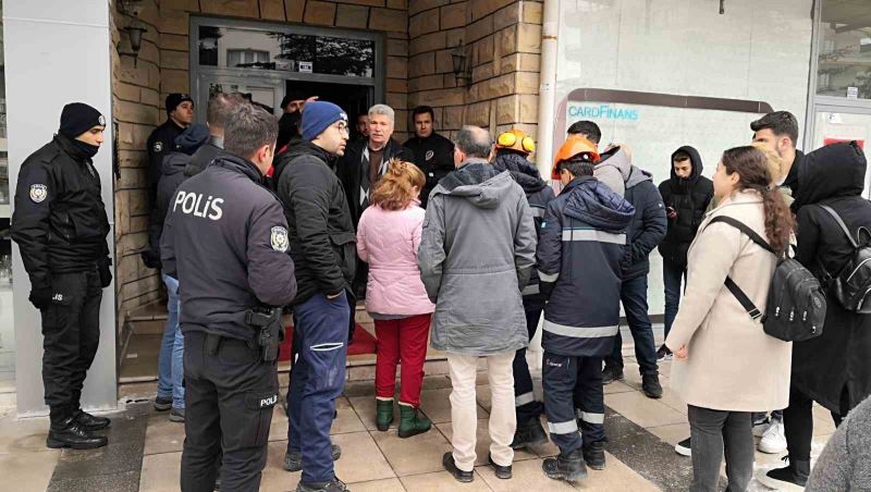 Aksaray’da depremden etkilenen ağır hasarlı 5 katlı bina tahliye edildi
