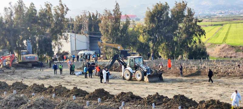 Depremde hayatını kaybedenler yan yana son yolculuğuna uğurlanıyor
