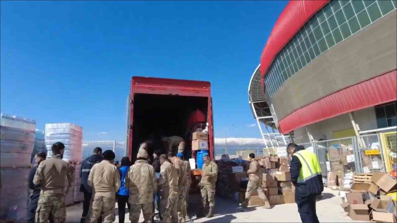 MSB, Hatay’da toplanan yardımları ihtiyaç bölgelerine sevk ediyor
