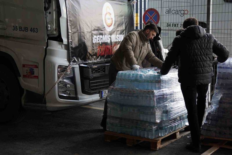 Galatasaraylı futbolcular, çalışmalara yardım etti
