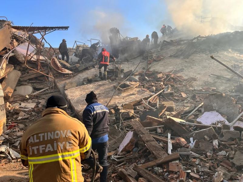 Hatay’da enkazda çıkan yangın söndürüldü
