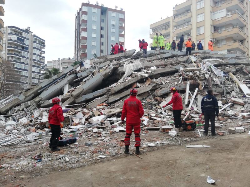 Eskişehir DAK ekibi 4’üncü günde hamile kediyi enkazdan kurtardı
